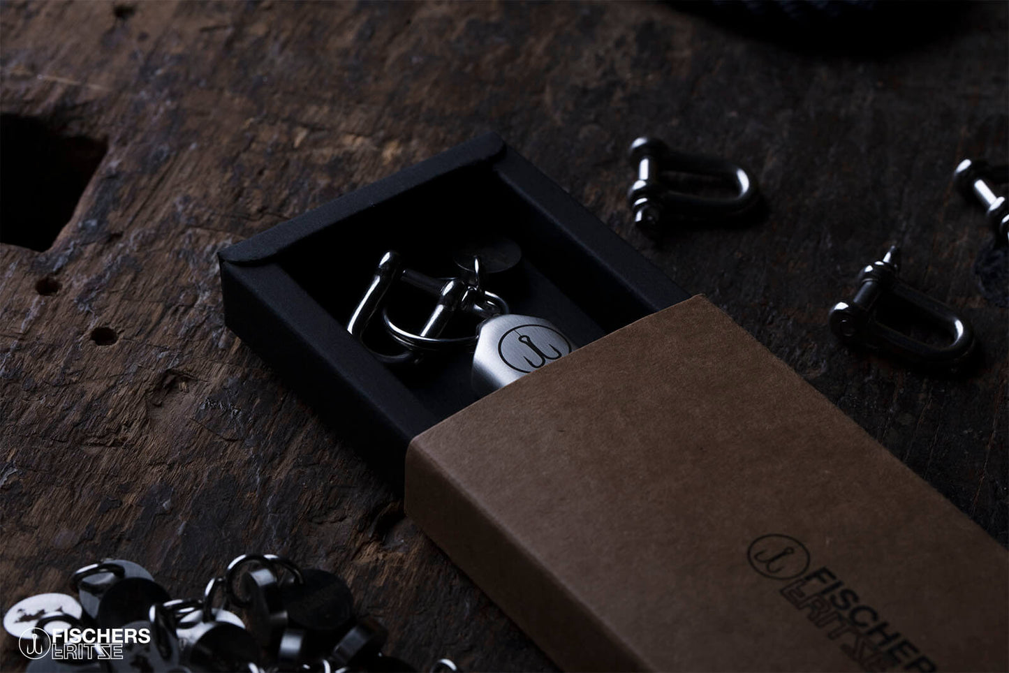 Geschenkverpackung Schluesselanhaenger Segeltau Dicker Hering mit Angelhaken Gravur auf Edelstahlfassung, Schaekel