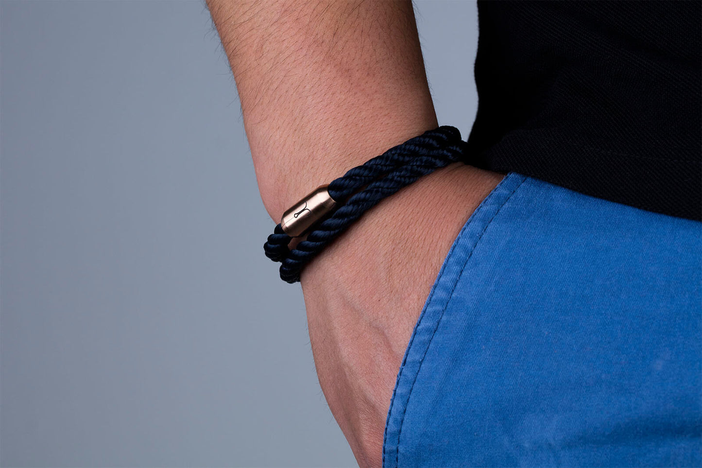 Magnetverschluss rosegold Armband Segeltau mit Fischers Fritze Angelhaken-Gravur auf Edelstahl am Handgelenk