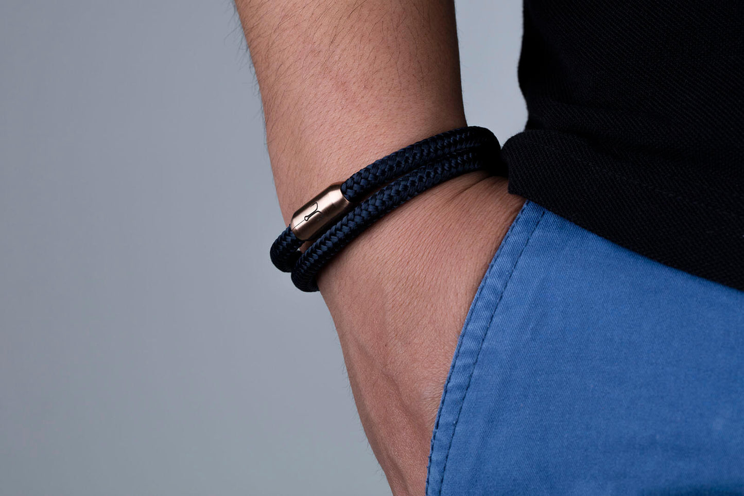 Nahaufnahme Magnetverschluss rosegold Armband Segeltau mit Fischers Fritze Angelhaken-Gravur auf Edelstahl am Handgelenk