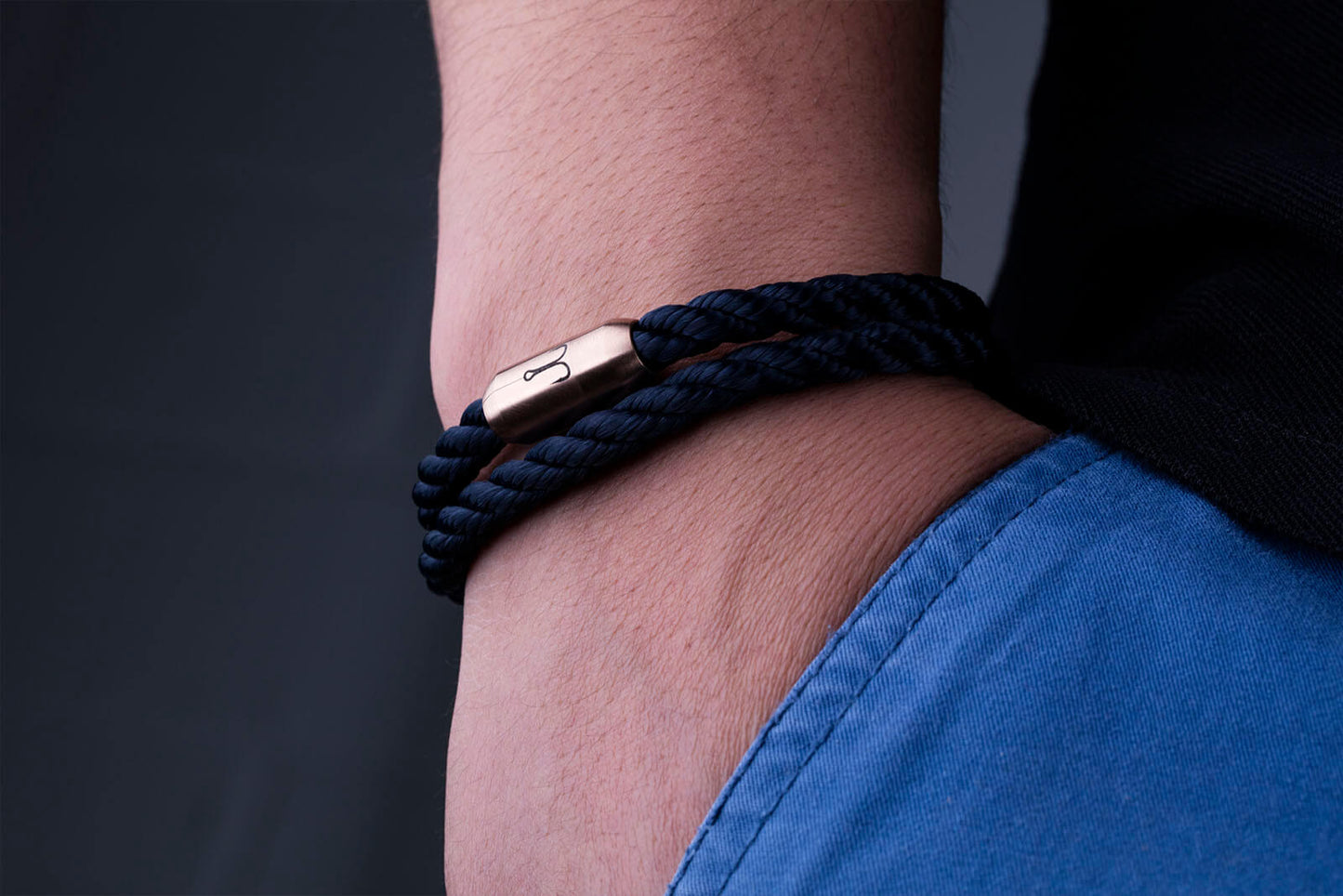 Nahaufnahme Magnetverschluss rosegold Armband Segeltau mit Fischers Fritze Angelhaken-Gravur auf Edelstahl