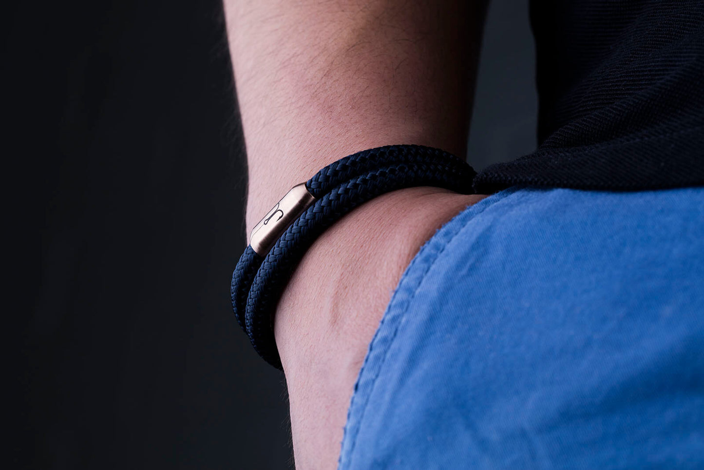 Nahaufnahme Magnetverschluss rosegold Armband Segeltau mit Fischers Fritze Angelhaken-Gravur auf Edelstahl