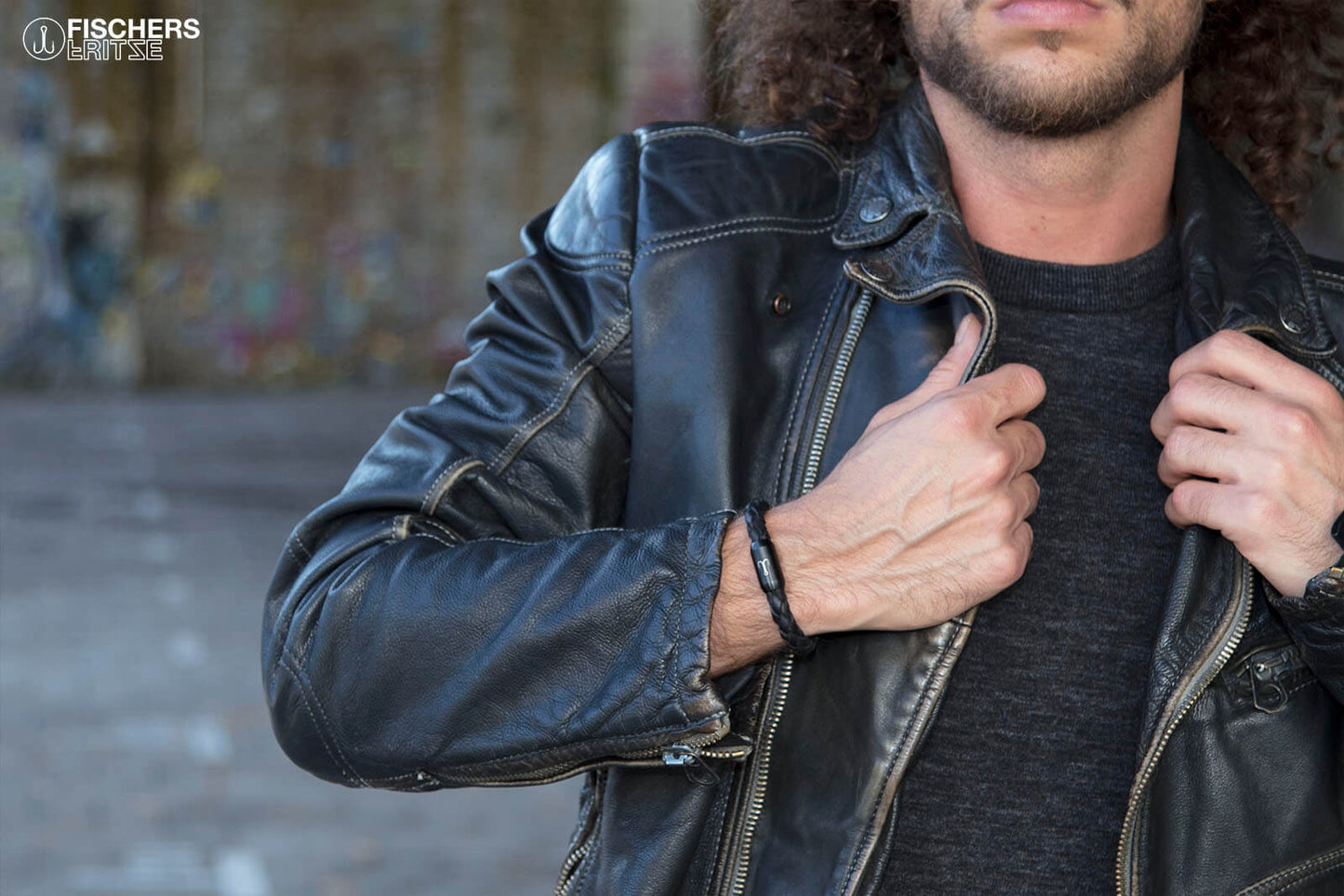 Mann mit schwarzem Armband Leder geflochten, schwarzer Magnetverschluss und Gravur von Fischers Fritze