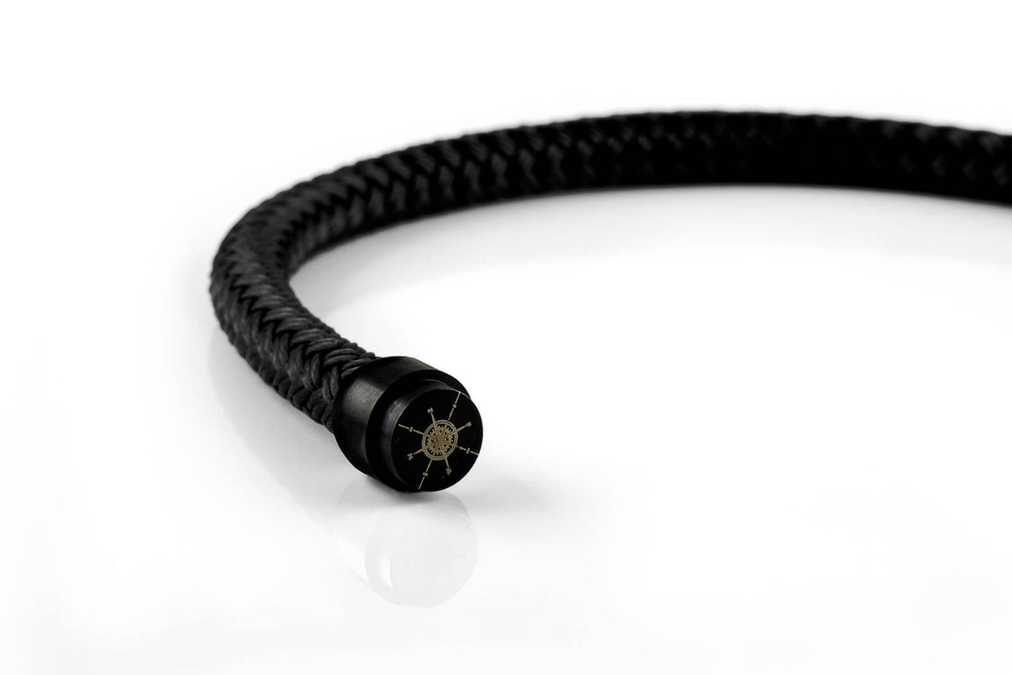 Detailverliebte Kompassgravur auf Innenseite des schwarzen Magnetverschlusses von Fischers Fritze