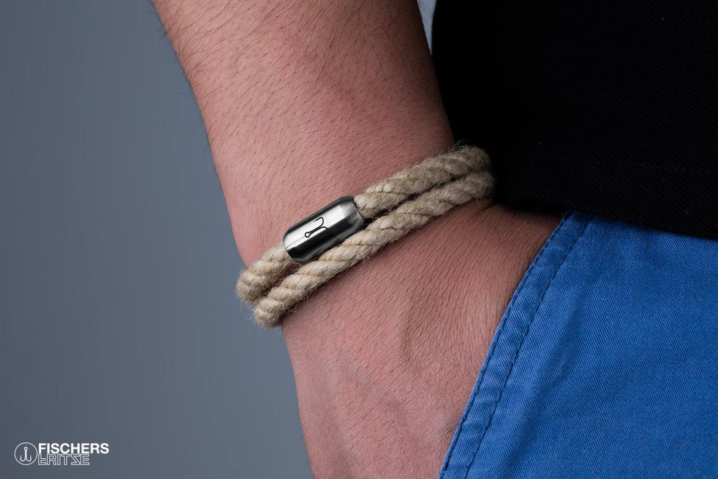Nahaufnahme Magnetverschluss Armband Segeltau mit Fischers Fritze Angelhaken-Gravur auf Edelstahl am Handgelenk