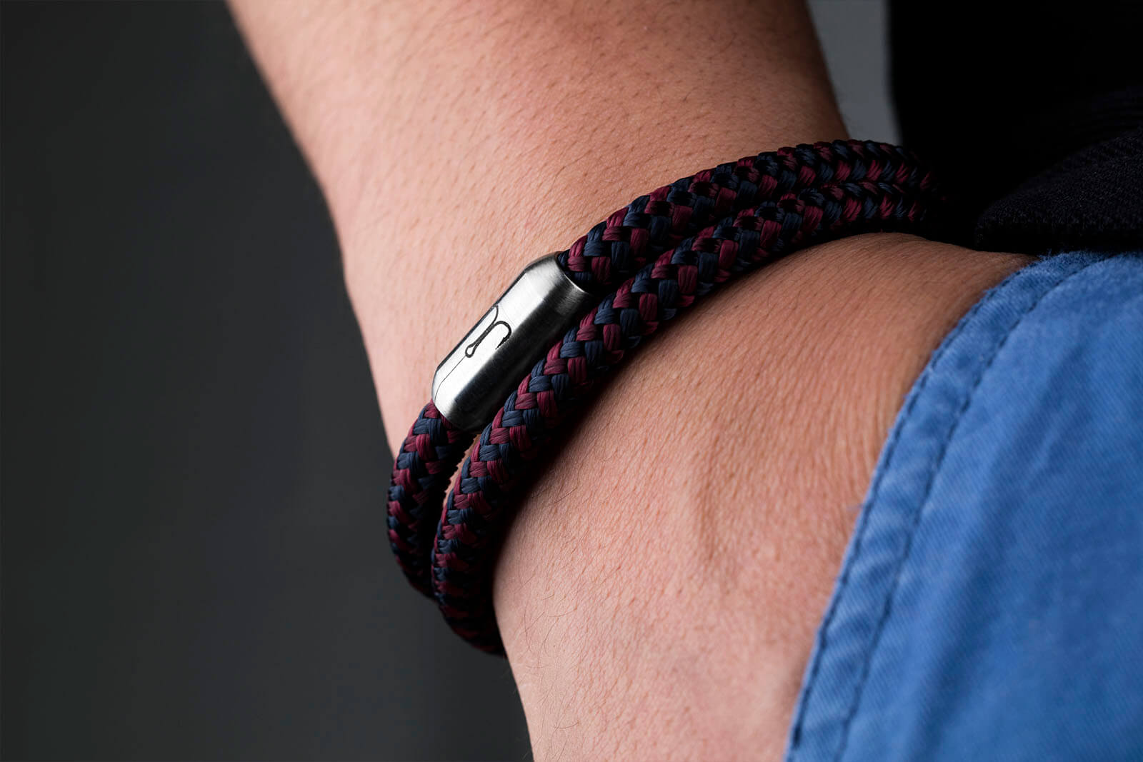 Nahaufnahme Magnetverschluss Armband mit Fischers Fritze Angelhaken-Gravur