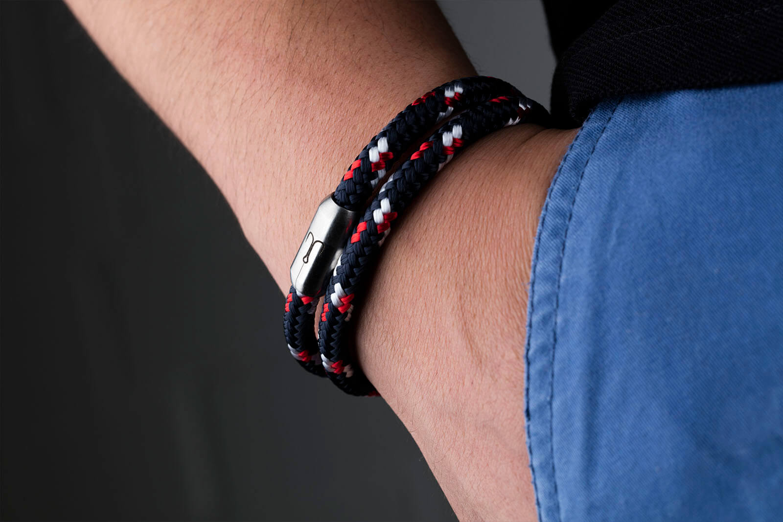 Nahaufnahme Magnetverschluss Armband mit Fischers Fritze Angelhaken-Gravur