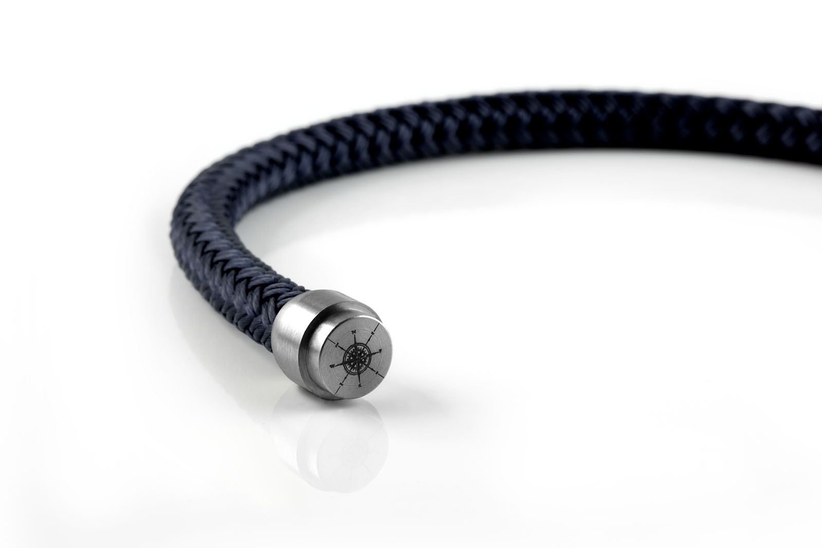 Detailverliebte Kompassgravur an schwarzem Armband Magnetverschluss silber, Segeltau Garnele von Fischers Fritze