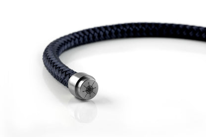 Detailverliebte Kompassgravur an schwarzem Armband Magnetverschluss silber, Segeltau Garnele von Fischers Fritze