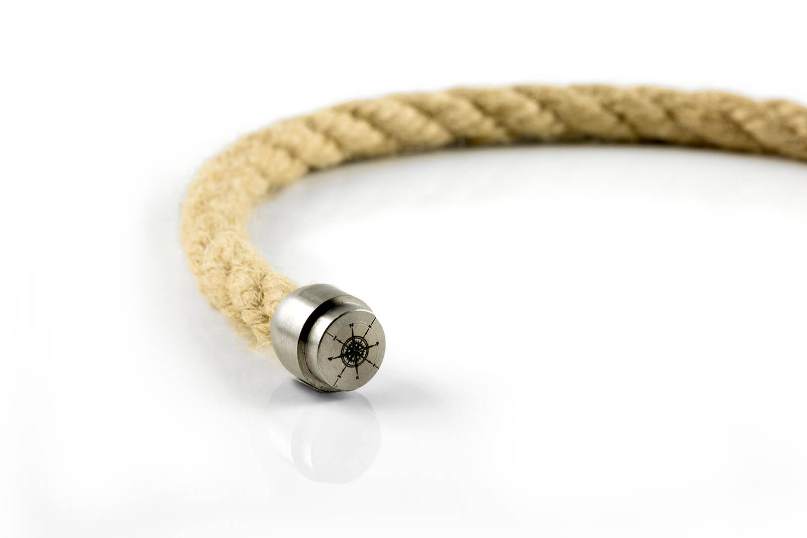 Detailverliebte Kompassgravur an natur gedrehtem Armband Magnetverschluss silber, Segeltau Garnele von Fischers Fritze