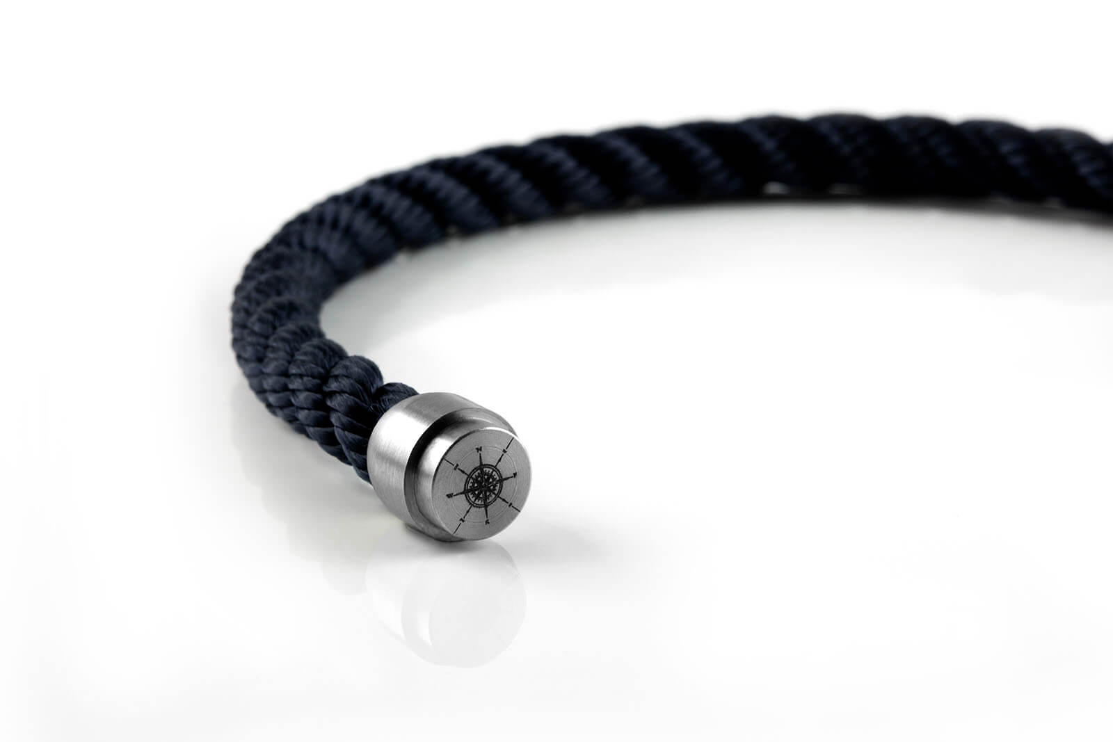 Geöffnetes Makrele Armband aus Segeltau marineblau gedreht von Fischers Fritze, Edelstahlverschluss mit Gravur