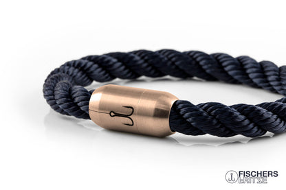 Geschlossenes Armband, Königsmakrele marineblau gedreht, rosegold Magnetverschluss von Fischers Fritze
