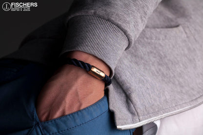 Hand in Hosentasche, angelegtes Armband Königsmakrele marineblau gedreht von Fischers Fritze