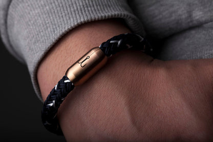 Nahaufnahme Magnetverschluss rosegold Armband aus Segeltau von Fischers Fritze, Königsmakrele marineblau weiss