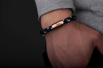 Armband an Handgelenk, Edelstahlverschluss rosegold mit Gravur von Fischers Fritze, Königsmakrele marineblau weiss