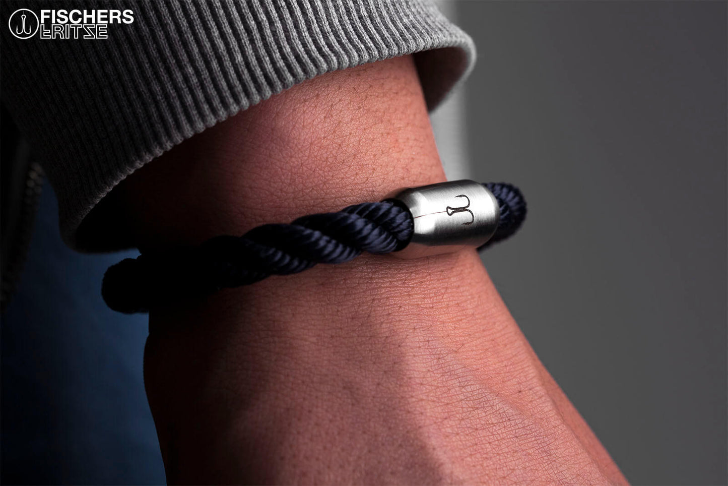Armband Fischers Fritze, Makrele aus Segeltau marineblau gedreht, Edelstahl Gravur