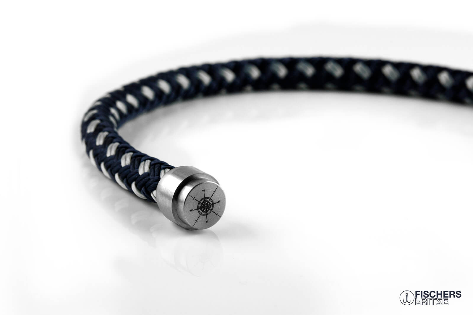 Geöffneter Magnetverschluss mit Kompass Gravur innen, eines maritimen Fischers Fritze-Armbands aus Segeltau, Makrele marineblau silbergrau