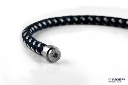 Geöffneter Magnetverschluss mit Kompass Gravur innen, eines maritimen Fischers Fritze-Armbands aus Segeltau, Makrele marineblau silbergrau