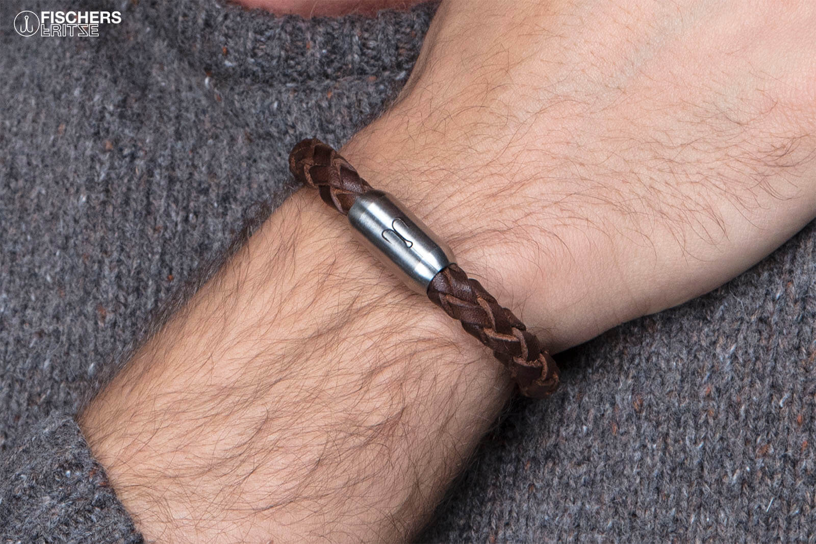 Lederarmband braun geflochten an Handgelenk, mit Edelstahlgravur auf Magnetverschluss silber von Fischers Fritze