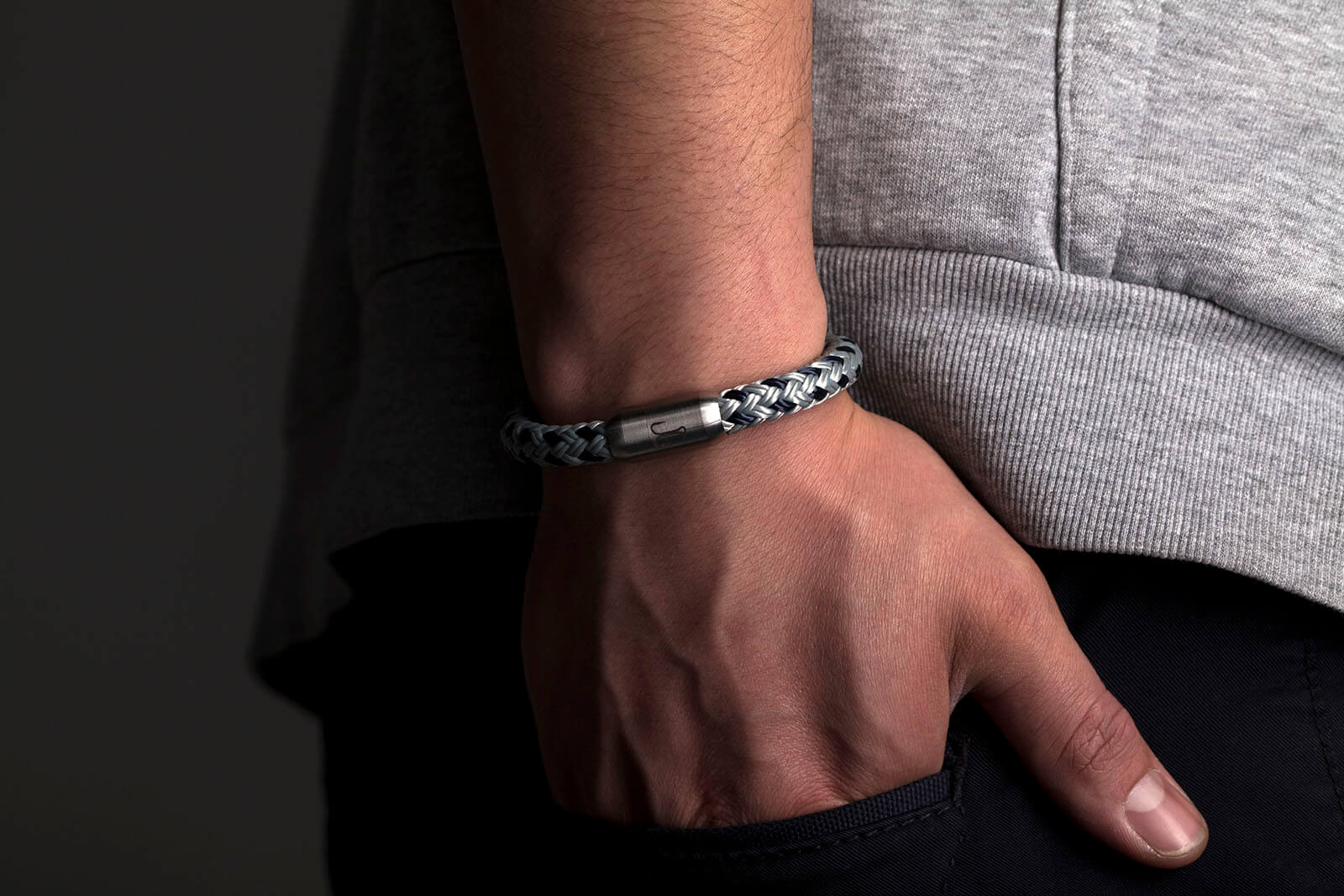 Um Handgelenk gelegtes maritimes Segeltau Armband Makrele von Fischers Fritze, Edelstahl Gravur silbergrau marineblau
