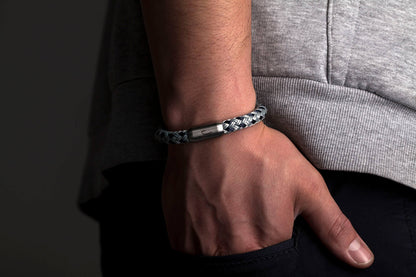 Um Handgelenk gelegtes maritimes Segeltau Armband Makrele von Fischers Fritze, Edelstahl Gravur silbergrau marineblau