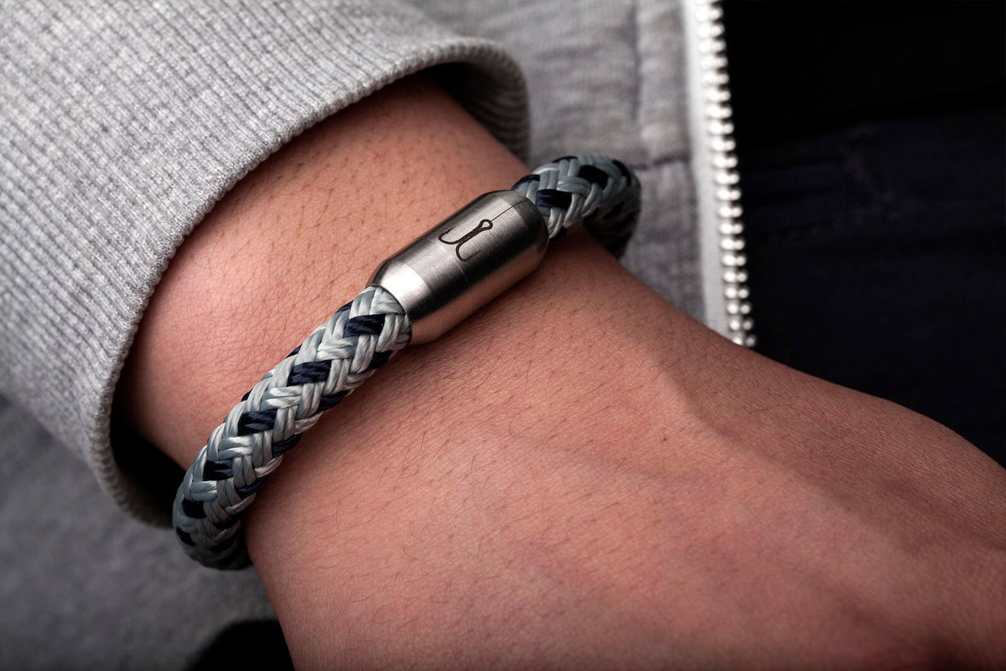 Nahaufnahme angelegtes maritimes Armband Makrele silbergrau marineblau von Fischers Fritze, mit Edelstahl Gravur