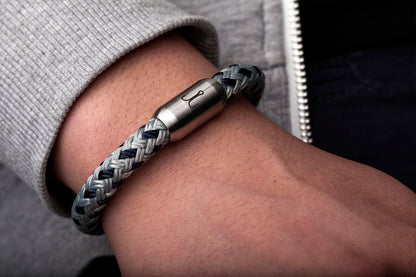 Nahaufnahme angelegtes maritimes Armband Makrele silbergrau marineblau von Fischers Fritze, mit Edelstahl Gravur