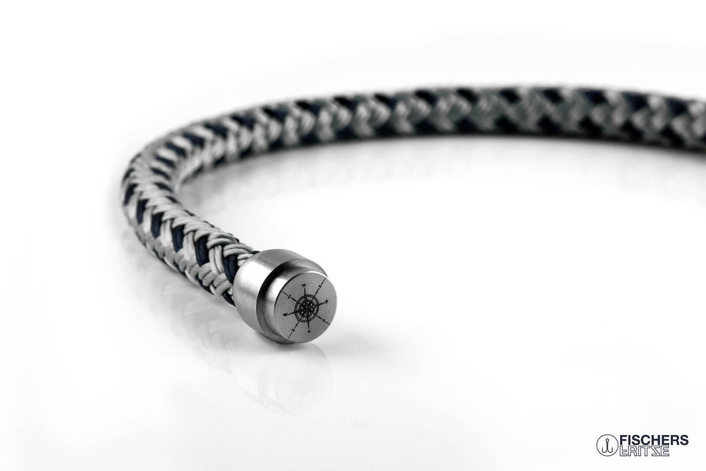 Geöffnetes Armband mit Kompass Gravur in Verschluss von Fischers Fritze