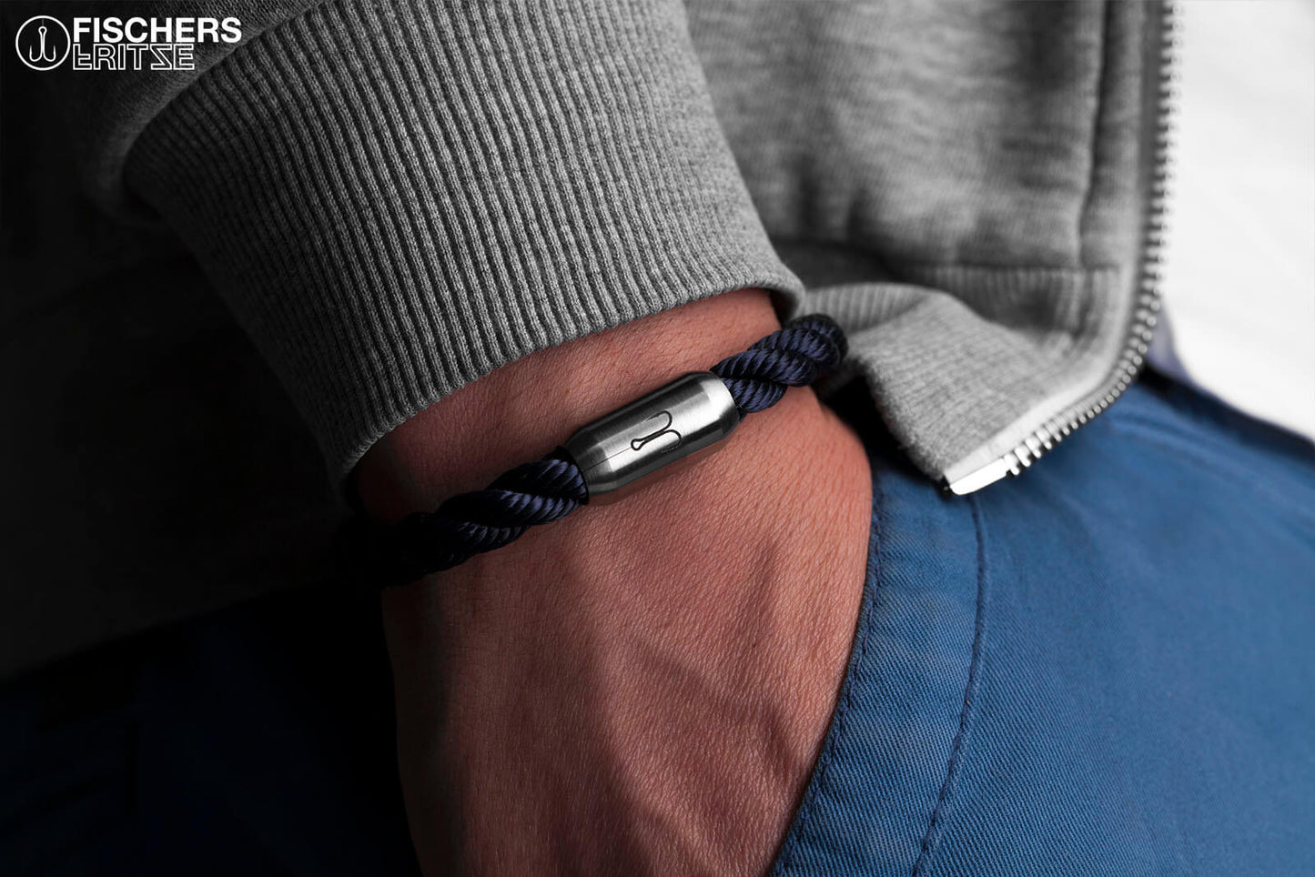 Maritimes Fischers Fritze Armband aus Segeltau, Makrele marineblau gedreht, Angelhaken Gravur auf Verschluss am Handgelenk