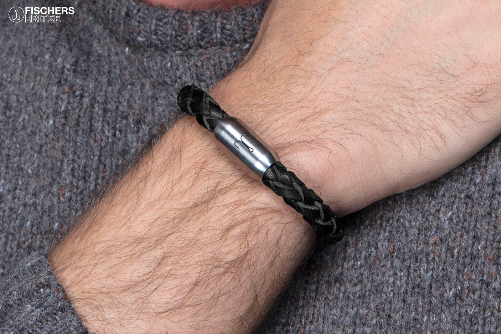 Lederarmband schwarz geflochten an Handgelenk, mit Edelstahlgravur auf Magnetverschluss silber von Fischers Fritze