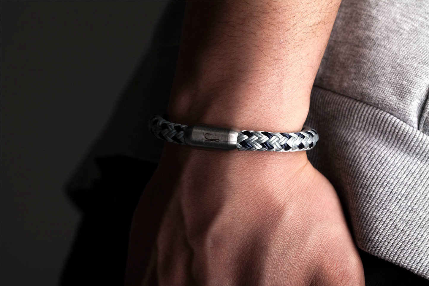 Maritimes Armband um Handgelenk gelegt, Makrele silbergrau marineblau von Fischers Fritze, mit Edelstahl Gravur Angelhaken