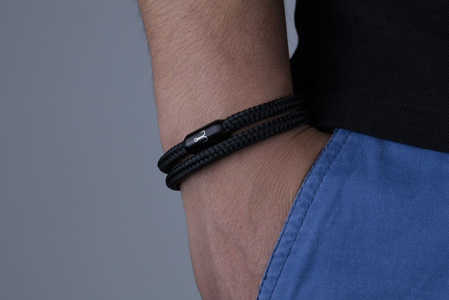 Nahaufnahme Magnetverschluss schwarz Armband Segeltau mit Fischers Fritze Angelhaken-Gravur auf Edelstahl
