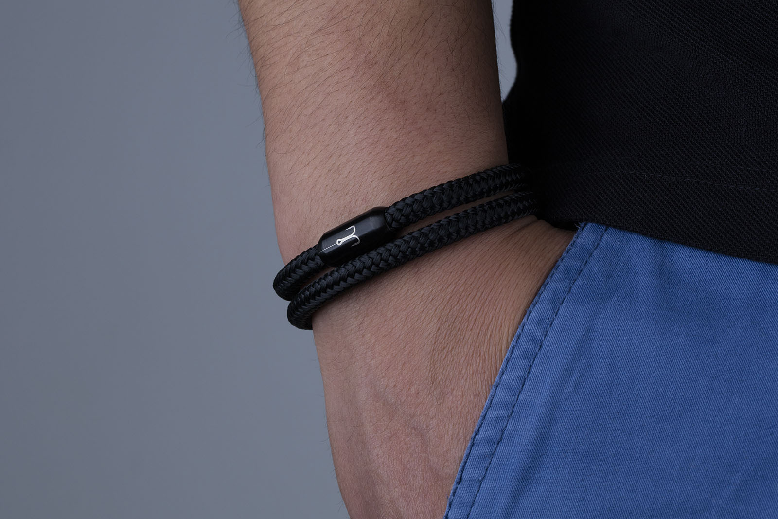 Nahaufnahme Magnetverschluss schwarz Armband Segeltau mit Fischers Fritze Angelhaken-Gravur auf Edelstahl