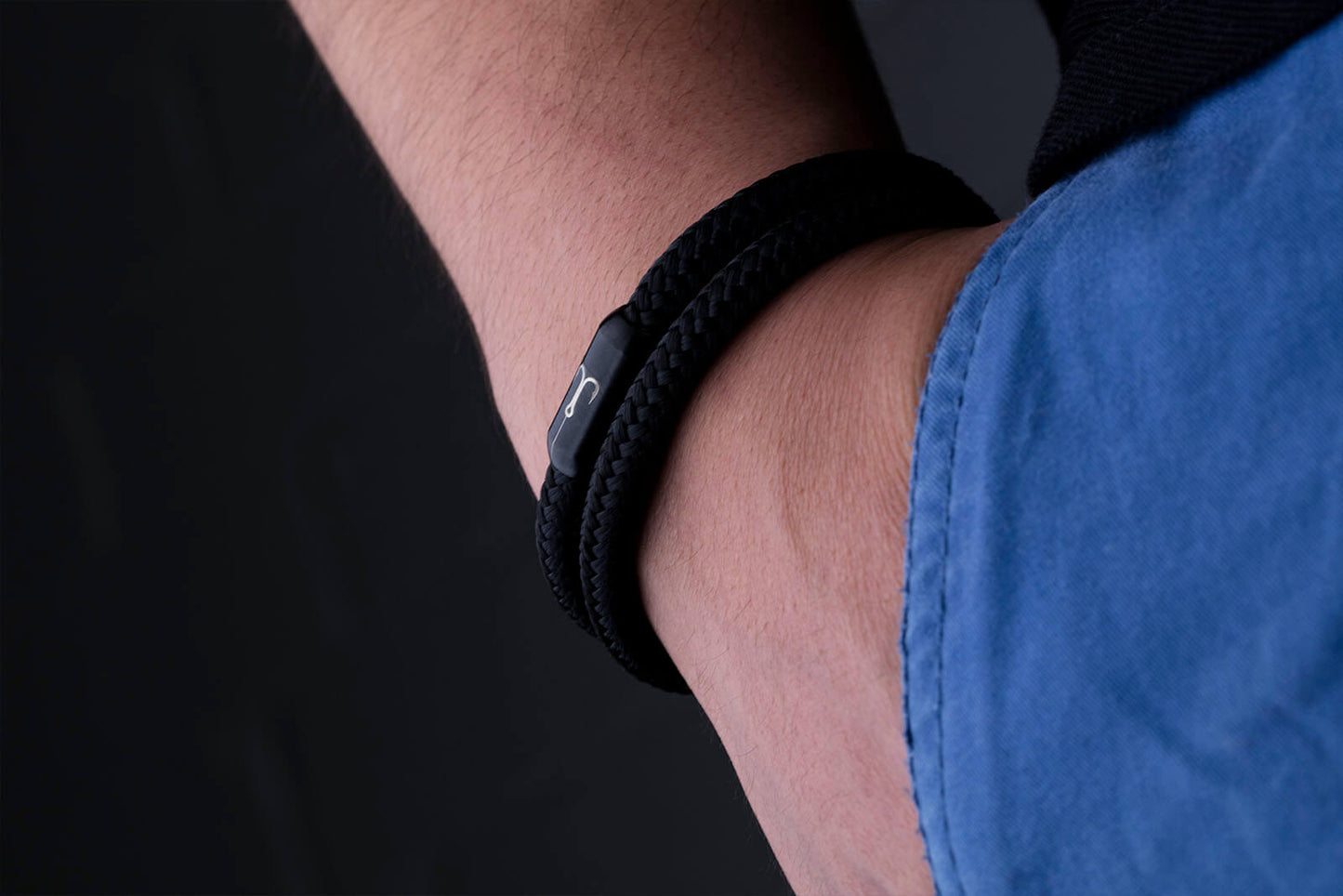 Nahaufnahme Magnetverschluss schwarz Armband Segeltau mit Fischers Fritze Angelhaken-Gravur auf Edelstahl