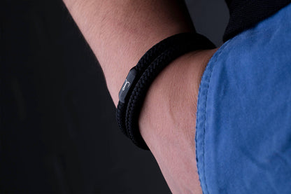 Nahaufnahme Magnetverschluss schwarz Armband Segeltau mit Fischers Fritze Angelhaken-Gravur auf Edelstahl
