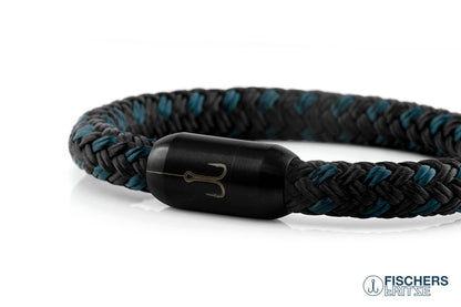 Nahaufnahme Armband Magnetverschluss Fischers Fritze Torpedomakrele aus Segeltau dunkelrot schwarz, Edelstahl Gravur