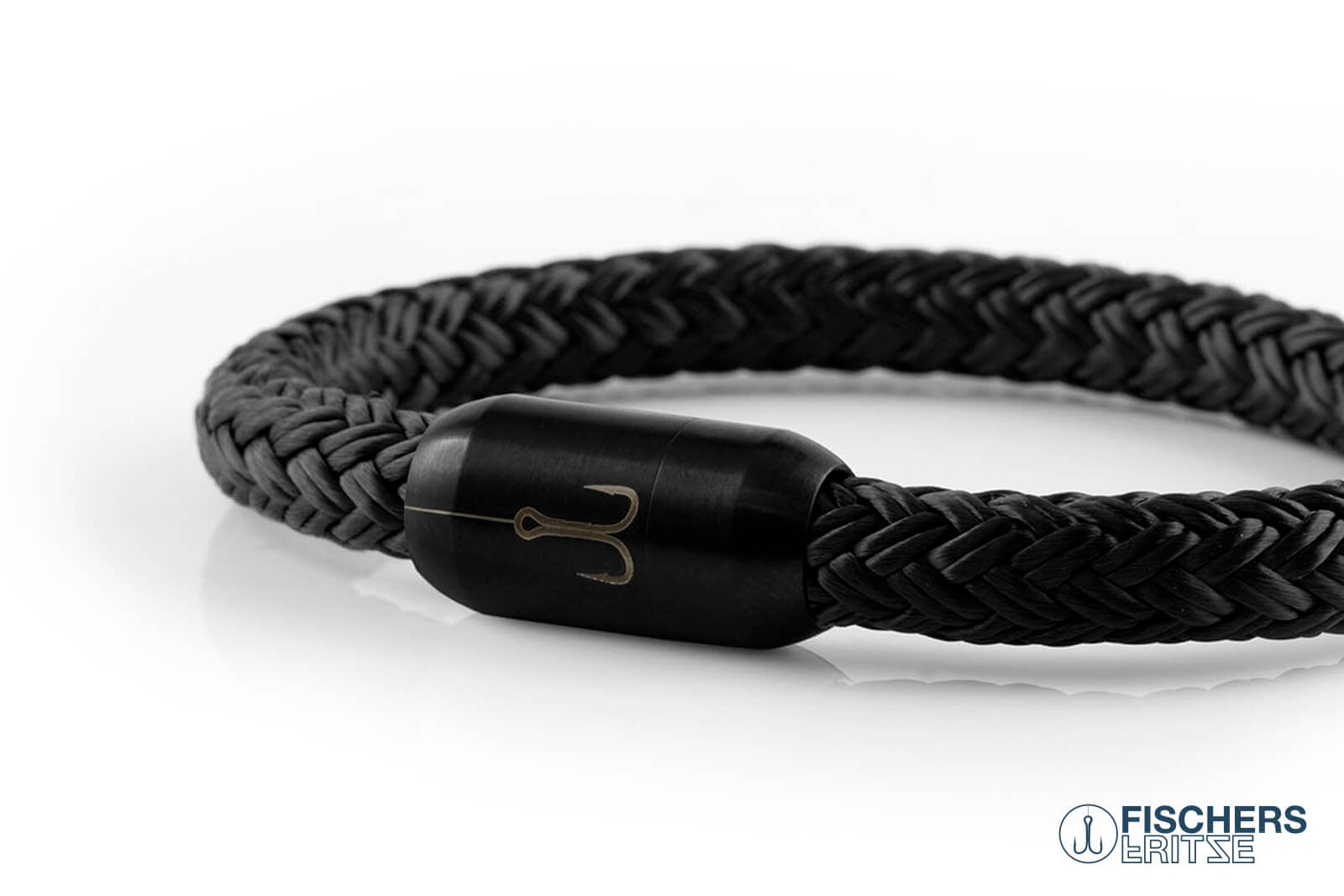 Angelhakengravur auf schwarzen Magnetverschluss Armband von Fischers Fritze, Torpedomakrele schwarzes Segeltau