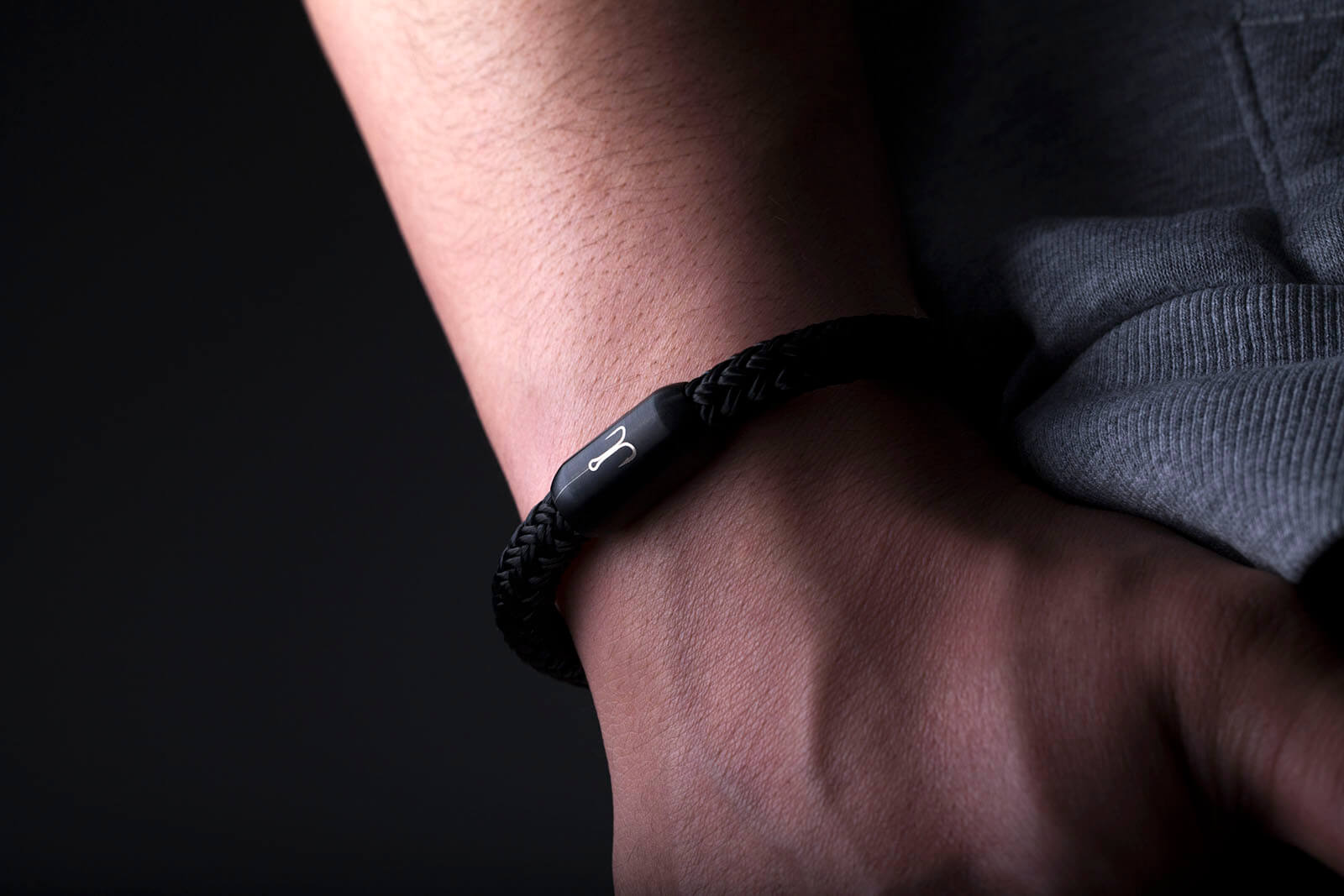 Armband Fischers Fritze am Arm, Torpedomakrele schwarzer Edelstahlverschluss schwarzes Segeltau, Gravur