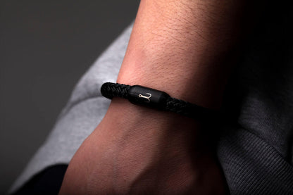 Segeltau-Armband Fischers Fritze an Handgelenk, Torpedomakrele schwarzer Edelstahlverschluss, schwarzes Segeltau