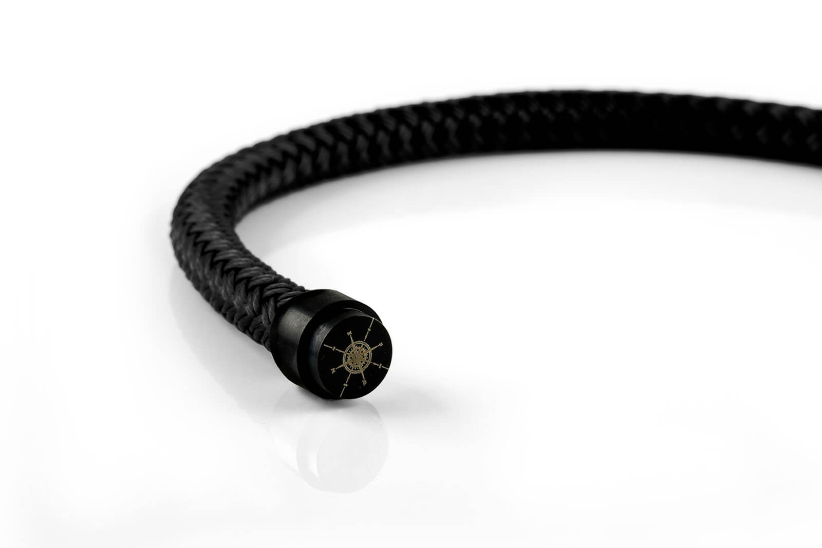 Detailverliebte Kompassgravur, Armband-Magnetverschluss schwarz (Torpedomakrele schwarz) von Fischers Fritze