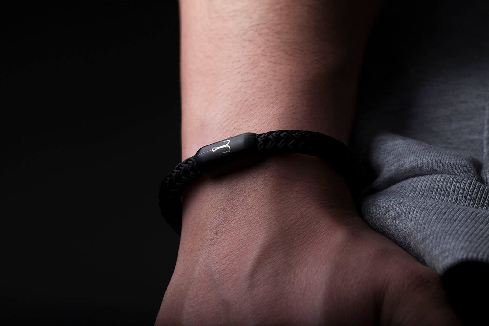 Angelegtes schwarzes Armband mit tief schwarzem Edelstahl-Magnetverschluss, Gravur mit Angelhaken von Fischers Fritze