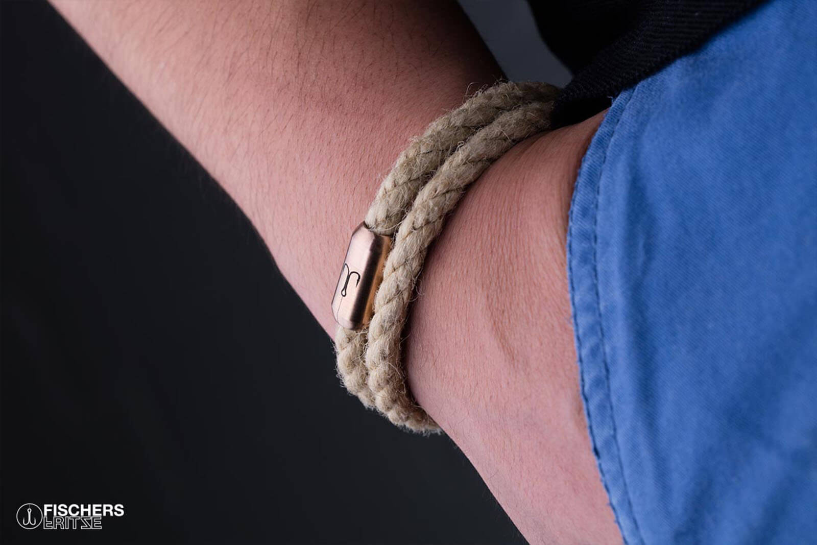 Nahaufnahme rosegold Magnetverschluss Armband Segeltau mit Fischers Fritze Angelhaken-Gravur auf Edelstahl am Handgelenk