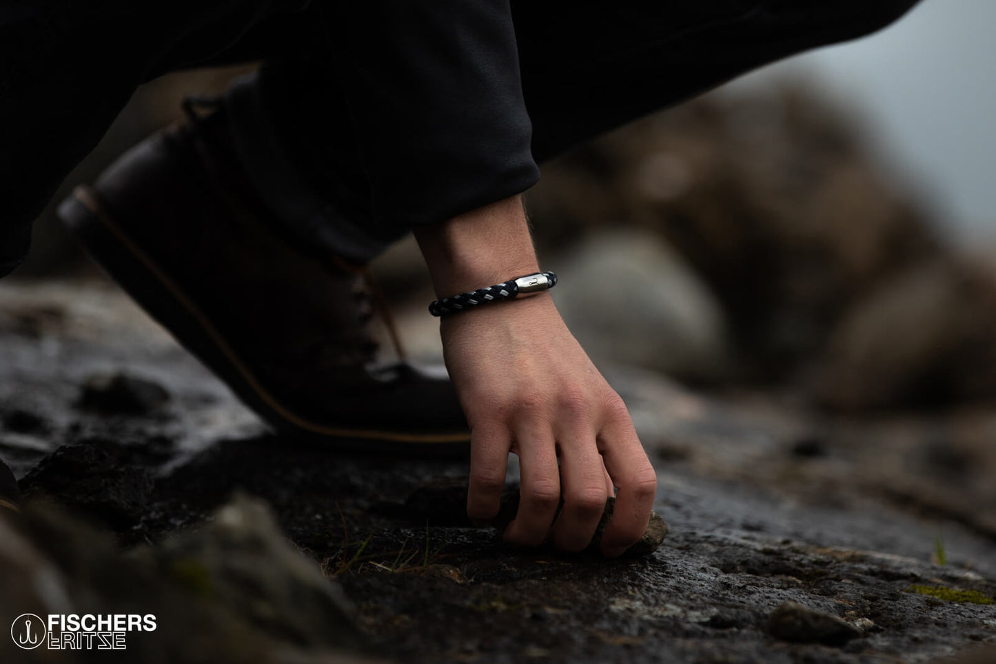 Robustes Armband aus Segeltau von Fischers Fritze getragen auf Klippenwanderung, Makrele marineblau silbergrau, Gravur