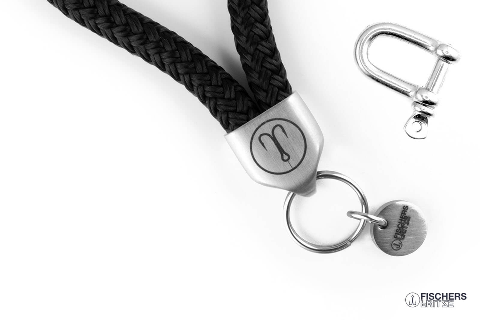 Fischers Fritze Segeltau Keychain Dicker Hering schwarz mit Schluesselring und Angelhaken Gravur