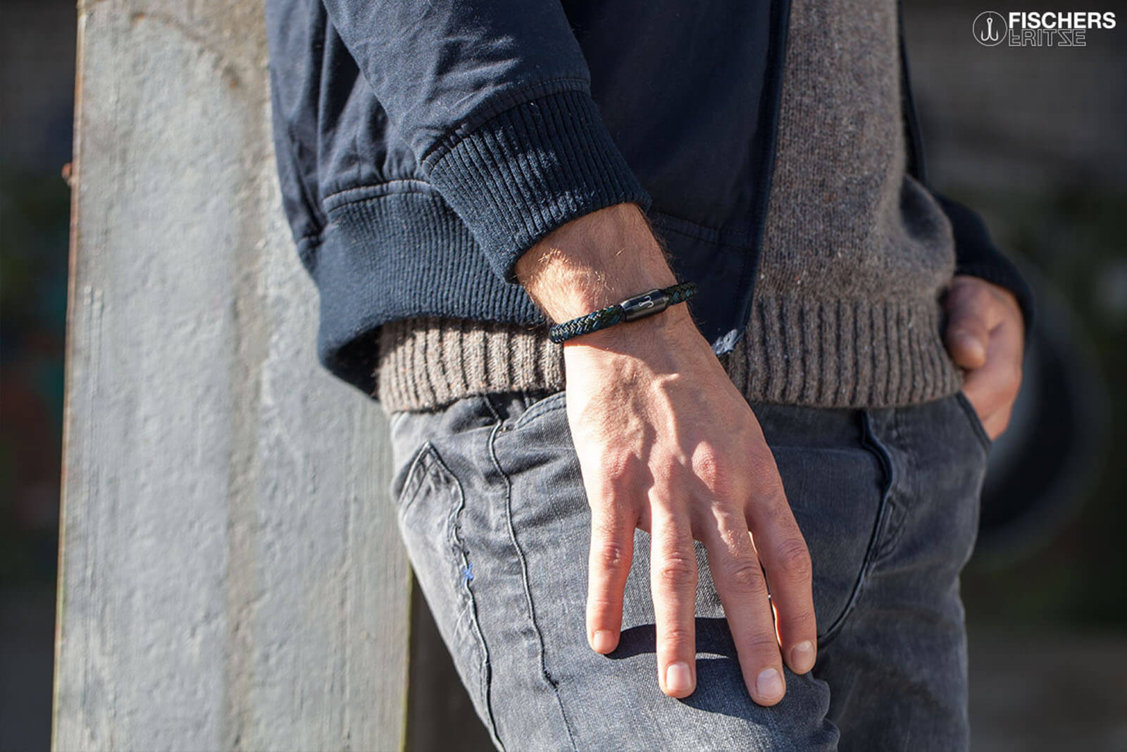 Angelegtes Armband Fischers Fritze Torpedomakrele schwarzer Magnetverschluss aus Segeltau dunkelrot schwarz